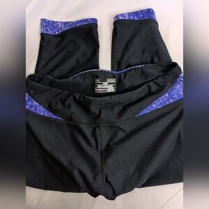 2/$30 Under Armour Black and Purple Fitted Leggings‎ (#417)